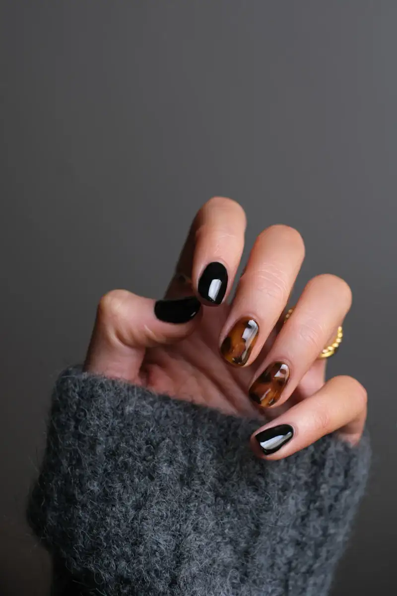 Black and tortoiseshell nails